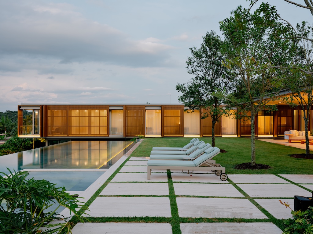 AmazingArchi's tweet image. Sculpture by Tomie Ohtake guides the design of a leisure home at Quinta da Baroneza, by Sabella Arquitetura
Read more: amazingarchitecture.com/houses/sculptu…
Photography: Fran Parente

#architecture #house #decor #homedecor #amazingarchitecture #interiordesign #contemporaryhome #residence