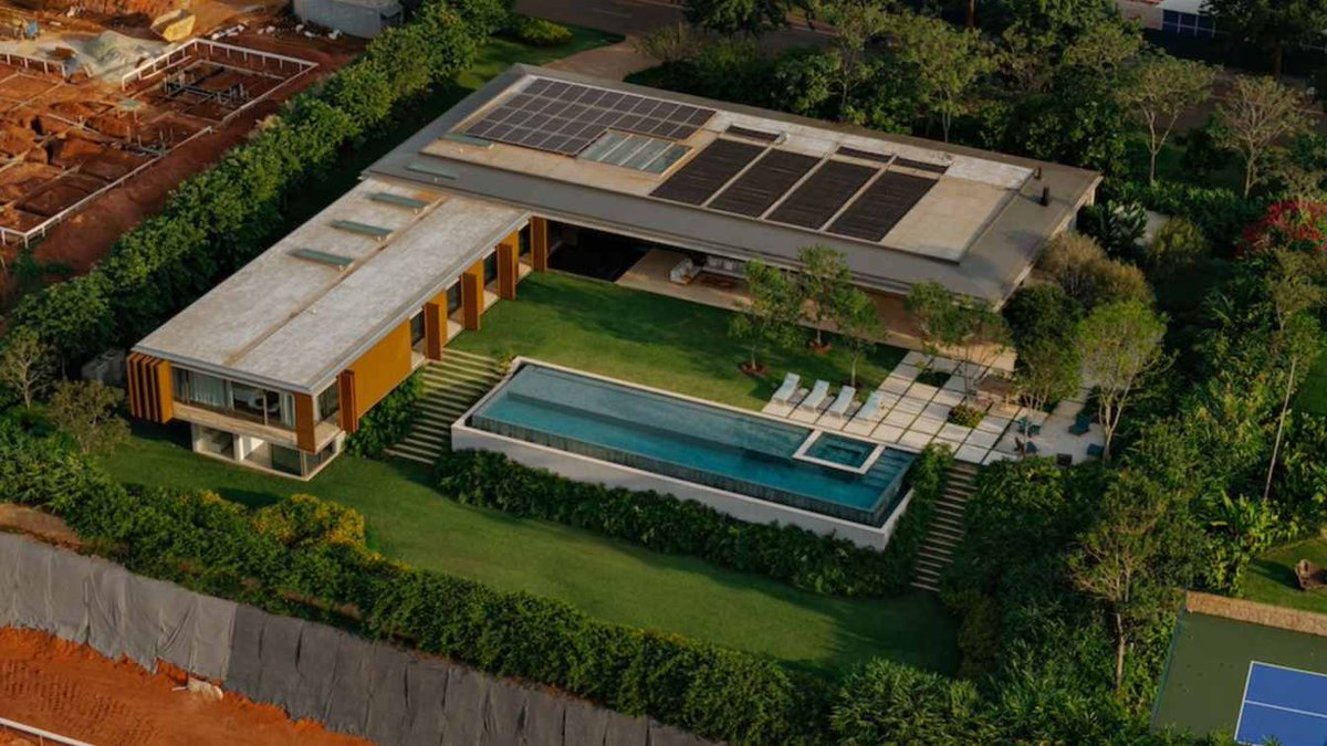 AmazingArchi's tweet image. Sculpture by Tomie Ohtake guides the design of a leisure home at Quinta da Baroneza, by Sabella Arquitetura
Read more: amazingarchitecture.com/houses/sculptu…
Photography: Fran Parente

#architecture #house #decor #homedecor #amazingarchitecture #interiordesign #contemporaryhome #residence