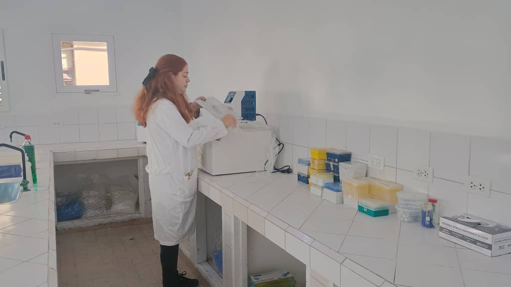 InisavCuba's tweet photo. 🔬¡Nuevos equipos de biología molecular en el INISAV! Gracias  al financiamiento del DAAD y el BMZ de Alemania y a 10 años de  cooperación con la TU Darmstadt, ponemos en marcha nuestro laboratorio  para el control biológico de plagas en Cuba 🇨🇺🇩🇪🧬 #inisav50 #CienciaCubana #DAAD https://t.co/ZWlhIDhZAa