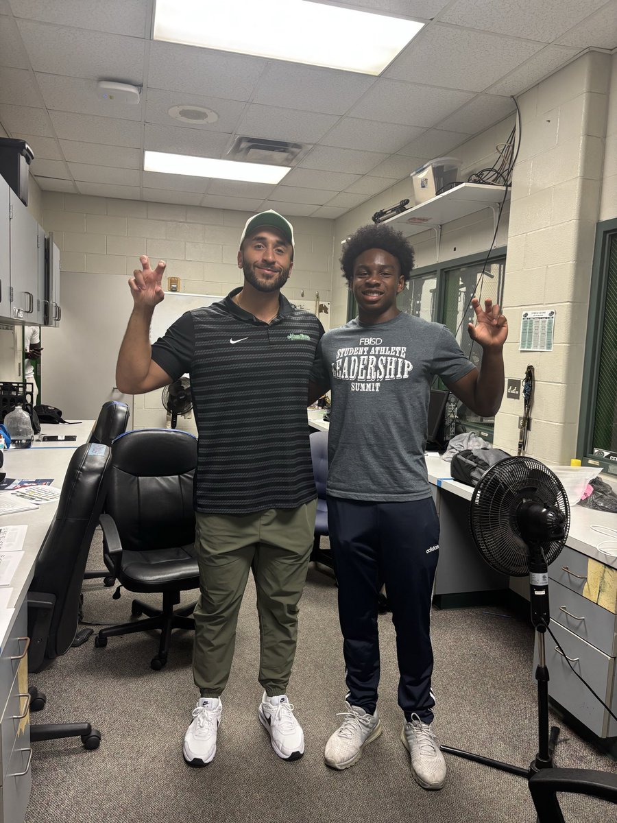 Champanthony46's tweet photo. Thank you @CoachBenBlack for stopping by to see me❕
@HightowerFB @coachanthony46 https://t.co/i6G3cjaxQY