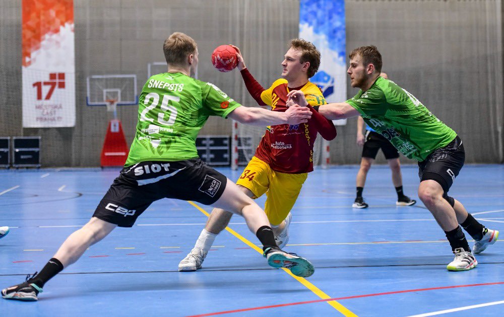 HCDuklaPraha's tweet photo. Házenkáři Dukly ve druhém zápase série o bronz podlehli domácímu celku 31:35. Zubří průběh utkání po většinu času kontrolovalo a výhrou vyrovnalo stav série na 1:1. 
Série se přesouvá zpátky do Prahy, kde se v sobotu 2. května rozhodne o tom, kdo bude bronzovým medailistou https://t.co/usv0SlgAt2