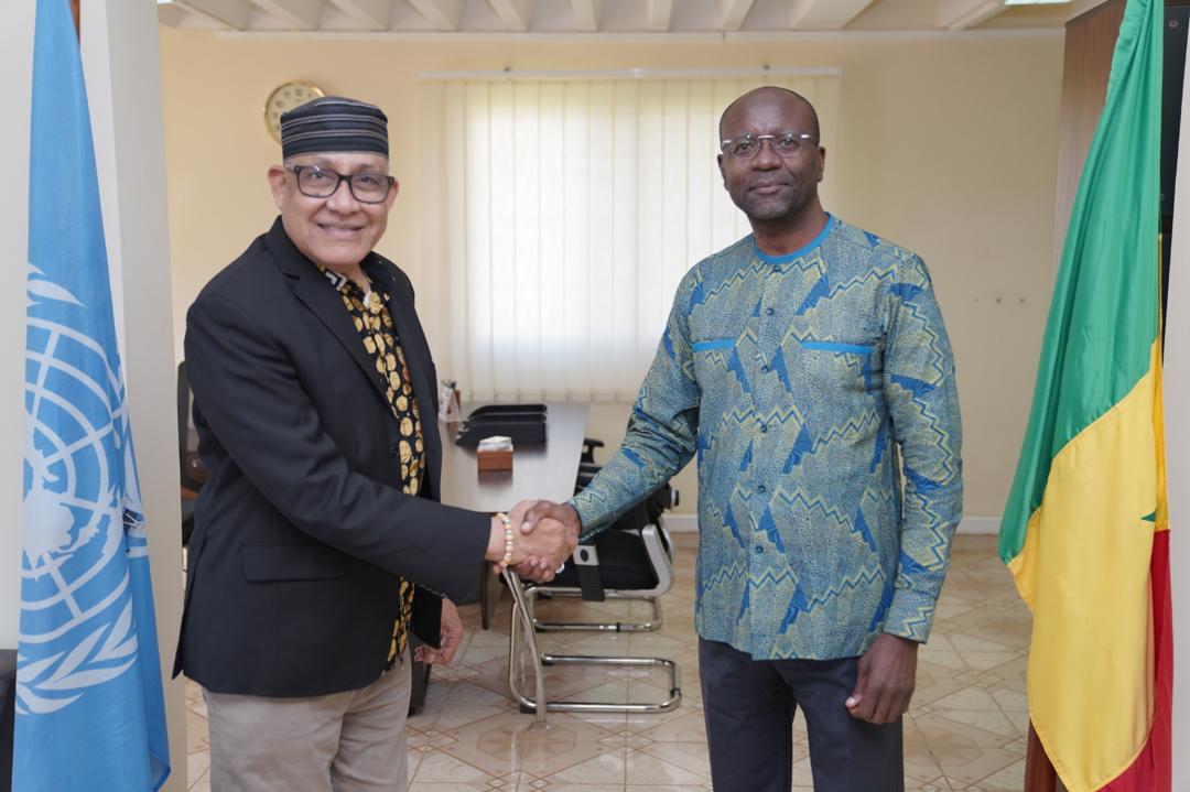 UNESCO_Dakar's tweet image. Visite de courtoisie de l'Ambassadeur de bonne volonté de l’@UNESCO_fr, #Alphadi. 
Avec le Dir.Rég. @dimsanga  les échanges ont porté sur de futures collaborations mobilisant #éducation, #culture, innovation des #jeunes pour promouvoir la #paix et le #développement en 🌍.