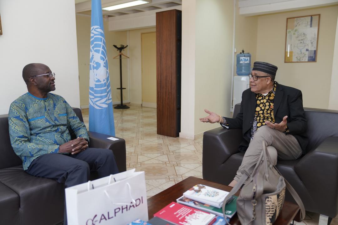 UNESCO_Dakar's tweet image. Visite de courtoisie de l'Ambassadeur de bonne volonté de l’@UNESCO_fr, #Alphadi. 
Avec le Dir.Rég. @dimsanga  les échanges ont porté sur de futures collaborations mobilisant #éducation, #culture, innovation des #jeunes pour promouvoir la #paix et le #développement en 🌍.