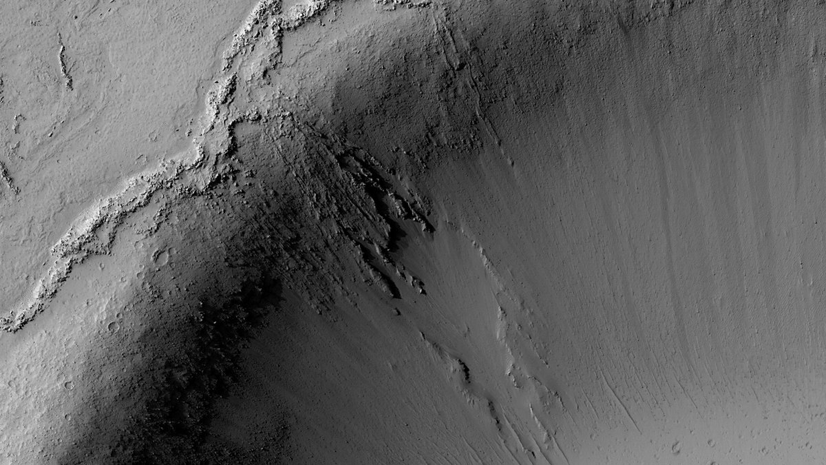 HiRISE's tweet image. HiRISE 4K: Lava-Carved Gullies in a Crater

This image shows an impact crater about 3-kilometer (1.8 miles) wide in a region that has been flooded by lava.

Full cutout on Flickr: flic.kr/p/2sah16M
NASA/JPL-Caltech/University of Arizona
#Mars #NASA #science