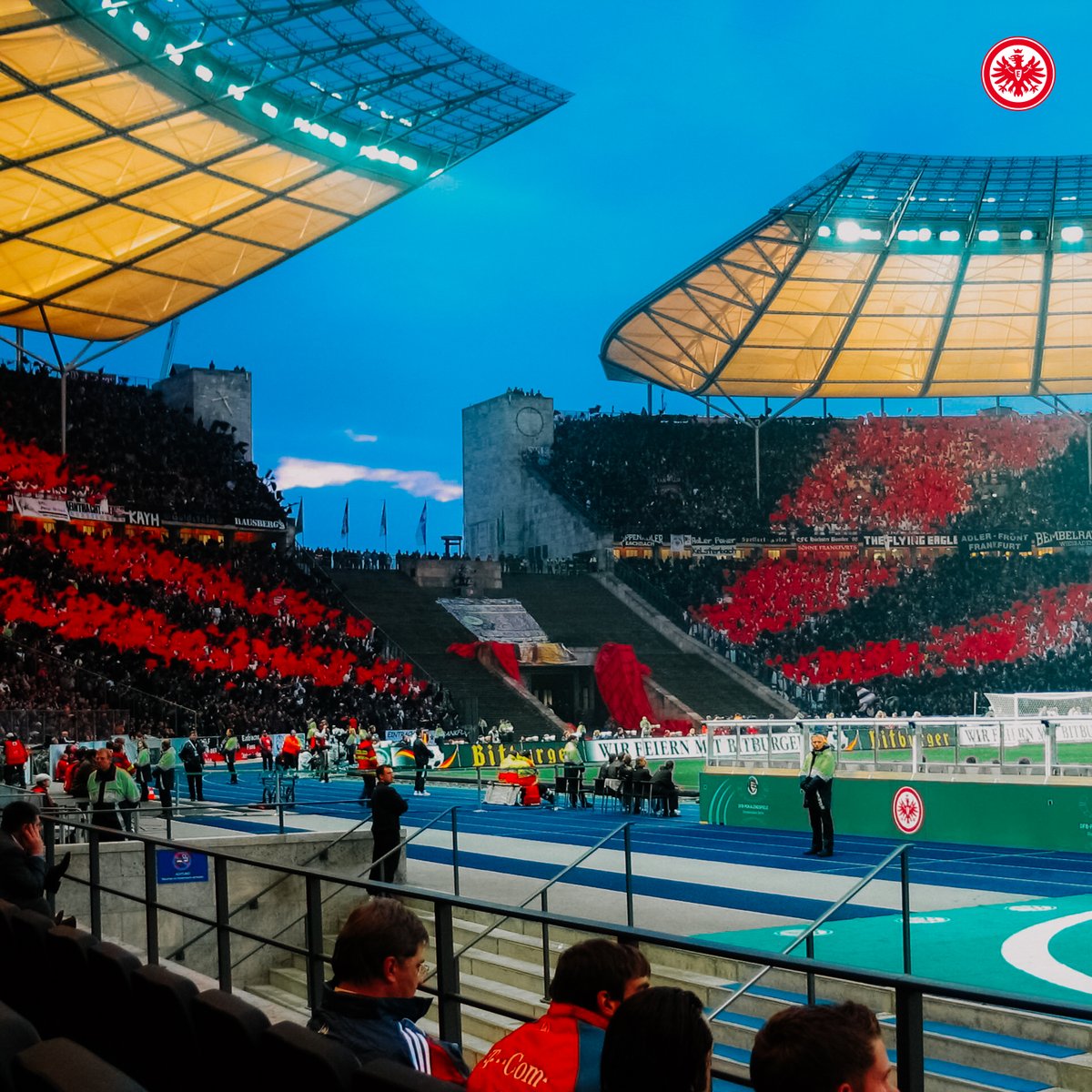 Eintracht's tweet image. #OnThisDay in 𝟐𝟎𝟎𝟔: Pokalfinal in Berlin! ✨

☑️ mit großartiger Choreography 
☑️ Tankard-Auftritt 
☑️ Attila Debüt 

#SGE