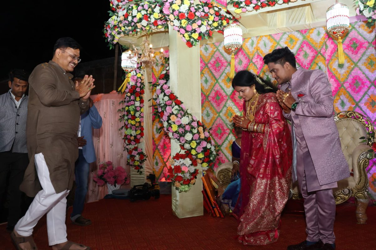 PrithivirajBJP's tweet image. ଆଜି ହାଟବରଡିହି କୁହୁଡି ସ୍ଥିତ ଶ୍ରୀ ପ୍ରଦ୍ୟୁମ୍ନ କୁମାର ପରିଡାଙ୍କ ଶ୍ରଦ୍ଧେୟ ସୁପୁତ୍ର ପ୍ରିୟମ୍ୱୁ (ଲୁଲୁ)ଙ୍କ ବିବାହ ଉତ୍ସବରେ ଯୋଗଦେଇ ନବଦମ୍ପତିଙ୍କୁ ଶୁଭେଚ୍ଛା ଓ ଅଭିନନ୍ଦନ ଜଣାଇବା ସହ ବୈବାହିକ ଜୀବନ ସୁଖମୟ ହେଉ ବୋଲି ମହାପ୍ରଭୁ ଶ୍ରୀ ଜଗନ୍ନାଥଙ୍କ ନିକଟରେ ପ୍ରାର୍ଥନା କଲି।

#wedding #function #PrithivirajHarichandan