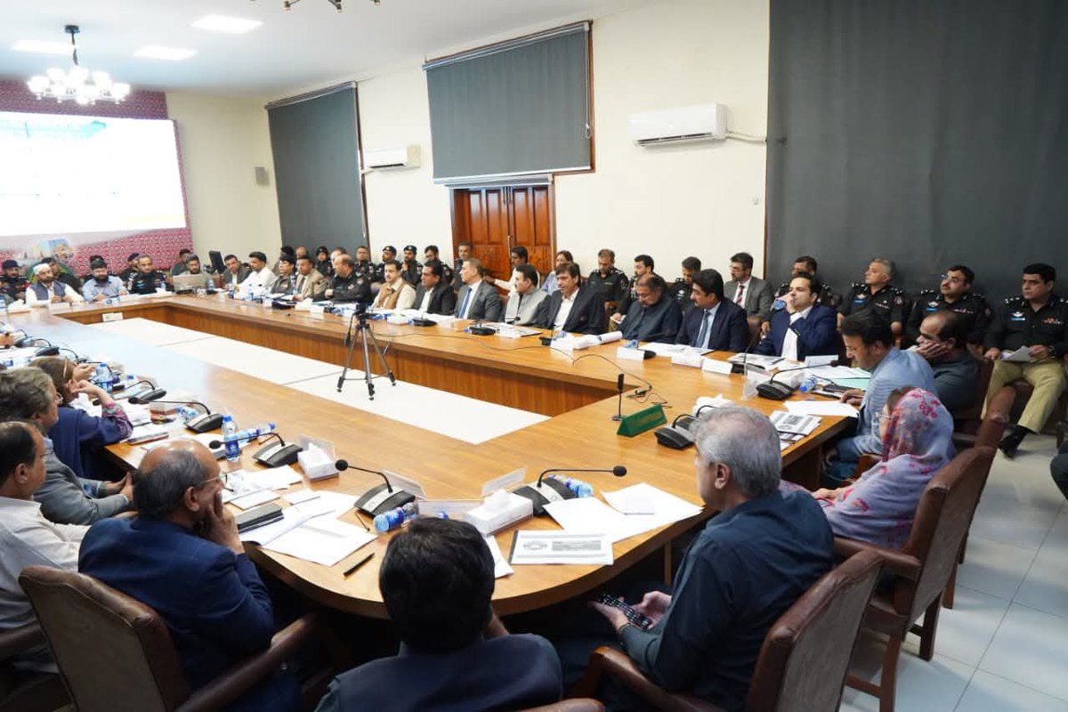 PiyaarAli133989's tweet image. #Karachi #PPP #FaryalTalpur
فریال تالپور کی زیر صدارت سندھ اسمبلی میں قائمہ کمیٹی برائے داخلہ کا اجلاس ہوا، جس میں سید طارق حسین شاہ جاموٹ سمیت اہم رہنماؤں نے شرکت کی۔
اجلاس میں امن و امان، منشیات کی روک تھام اور سمگلنگ کے خلاف اقدامات کا جائزہ لیا گیا۔ متعلقہ اداروں کو جدید حکمت