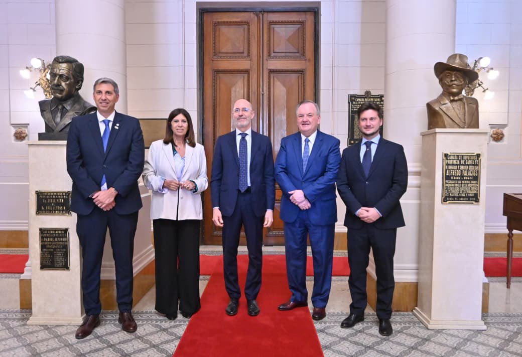 CamaraDipSF's tweet photo. La Legislatura recibió al Lic. Fabrizio Nicoletti, embajador de Italia en Argentina.

Durante el encuentro se destacó el valor de los vínculos históricos, culturales y comerciales con la comunidad italiana, y el rol estratégico de Santa Fe en la cooperación bilateral. https://t.co/8IAV7p6GDX