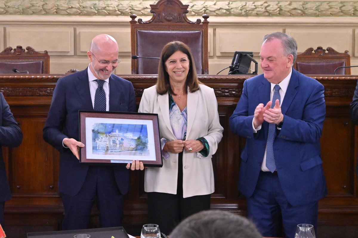 CamaraDipSF's tweet photo. La Legislatura recibió al Lic. Fabrizio Nicoletti, embajador de Italia en Argentina.

Durante el encuentro se destacó el valor de los vínculos históricos, culturales y comerciales con la comunidad italiana, y el rol estratégico de Santa Fe en la cooperación bilateral. https://t.co/8IAV7p6GDX