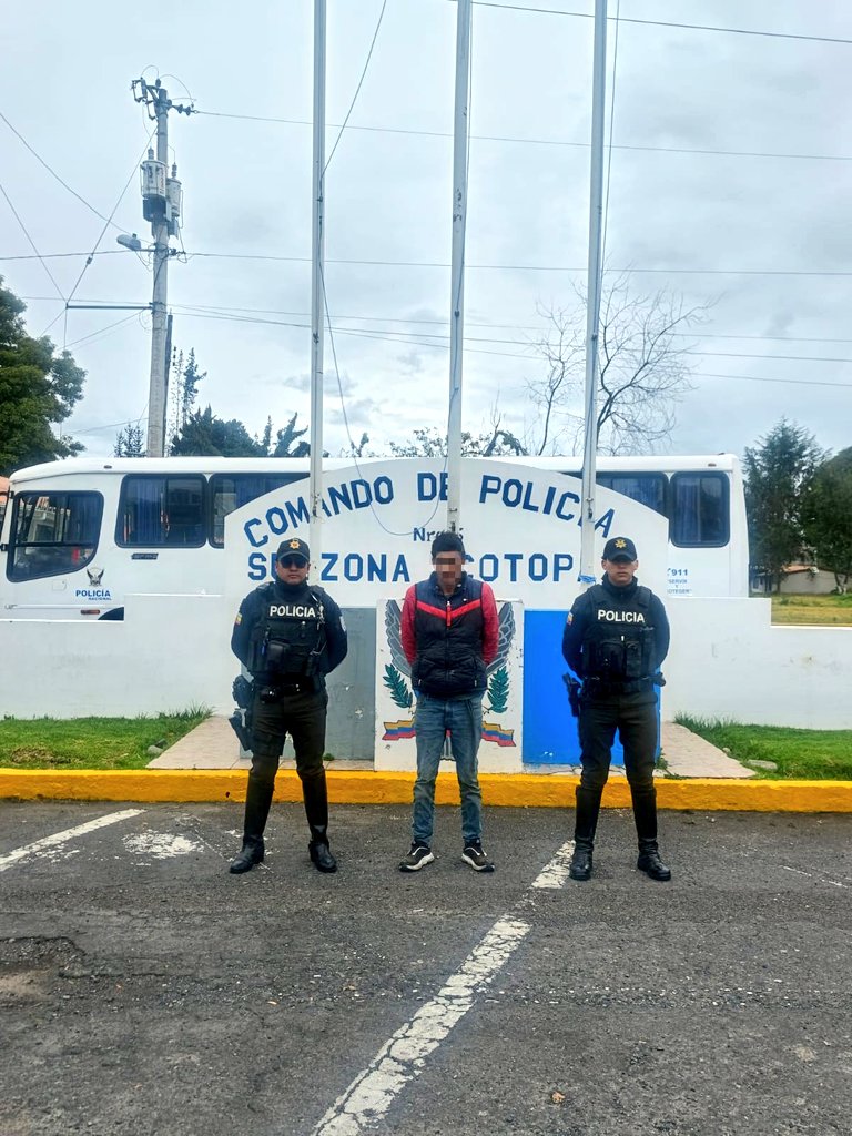 PoliciaEcZona3's tweet image. 📍#COTOPAXI | APREHENDIDO EN FLAGRANCIA

En #Latacunga gracias a la acción oportuna del Grupo Motorizado #GOM, se logramos la aprehensión de un ciudadano presunto implicado en un delito de robo a un taxista.

#EstrategiaOperacional3D #PolicíaEcuador #ServirYProtegerConFirmeza