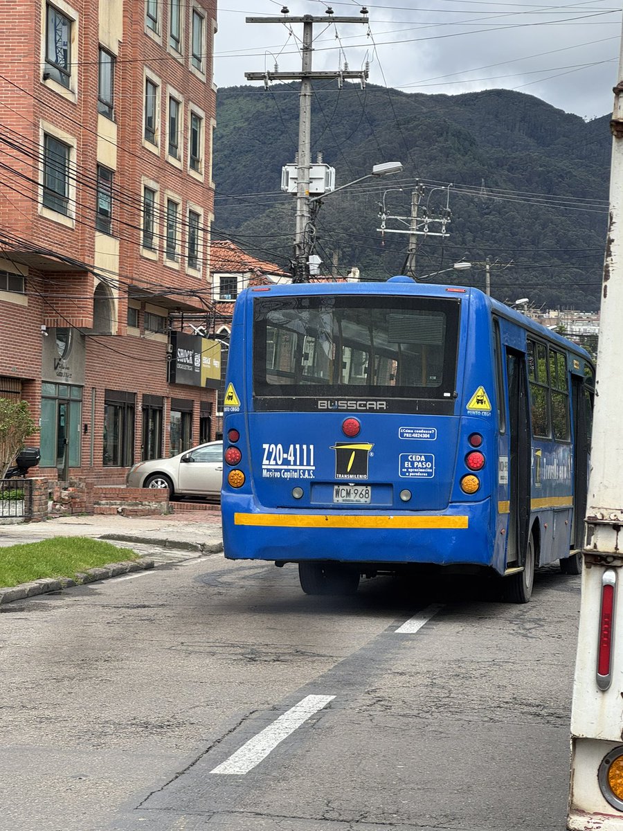 Camilosquintero's tweet photo. @TransMilenio que hago por qué sitp se meten en contra vía , llevo meses llamando a poner par y no solucionan se siguen m entiendo en contra vía @SectorMovilidad ya está enterada no hace nada https://t.co/nqSM1s00Qq