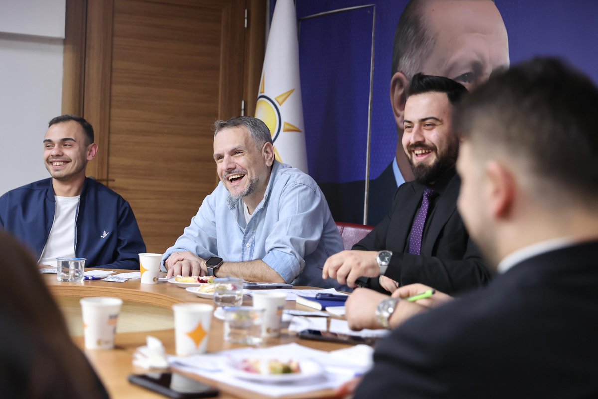 akgncbayrampasa's tweet photo. Gençlik Kolları Başkanımız @altnbyfrht ’in başkanlığında haftalık toplantımızı büyük bir heyecan ve güçlü katılımla gerçekleştirdik. Toplantımıza Belediye Başkan Vekilimiz @ibrahimakn ile İl Yönetim Kurulu Üyemiz @Enesvanlioglu61 teşrif etti.

İstişare ve değerlendirmelerin yapıldığı toplantımızın, teşkilatımız adına hayırlara vesile olmasını temenni ediyor; birlik ve beraberlik içerisinde durmadan çalışmaya devam ediyoruz. 🔥🇹🇷

Yeni Yaşına Giren  İlçe Gençlik Kolları Yönetim Kurullu Üyelerimiz Oğuzhan TANRIVERDİ ve Mert DURSUN Mutluluğunu Paylaşıyor Hayırlı Ve Güzel Bir Ömür Diliyoruz. Birliğimiz Beraberliğimiz Daim Olsun.