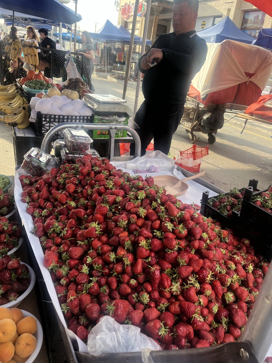 SilkRoadPartner's tweet photo. バザールではイチゴが旬です。

サマルカンドのシヨブバザールにて。

#ウズベキスタン https://t.co/X3qKbIxryZ