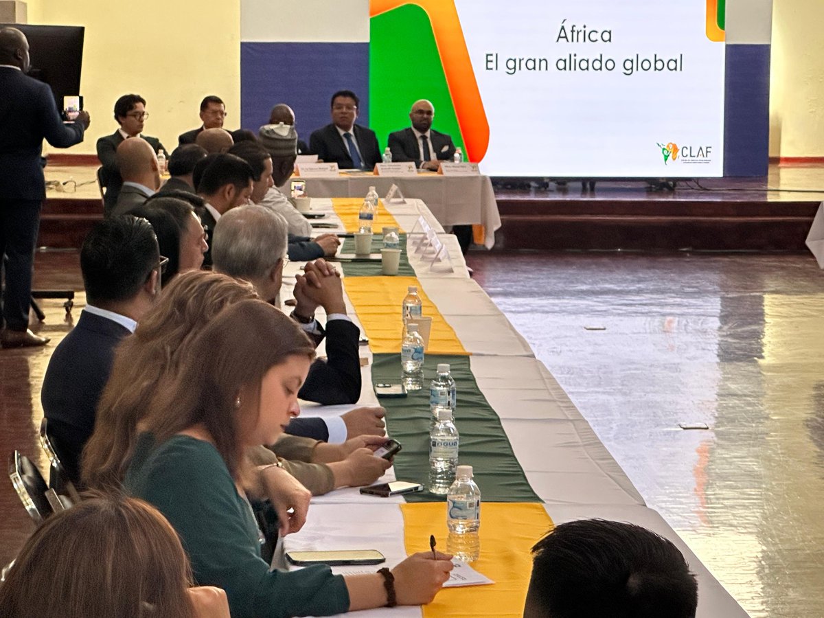Participé en Encuentro Diplomático-Empresarial organizado por la Embajada de Côte d’Ivoire. Agradecí la invitación a #Cuba para participar en este espacio, especialmente en los tiempos difíciles que vive nuestro país resultado del cerco petrolero y el bloqueo de EE.UU.