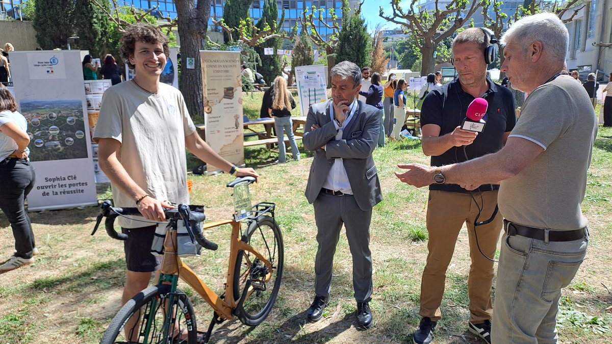 EreMarquisanne's tweet photo. #JAPI2026 au rectorat de l'académie de Nice: Lucas Silvestro a reçu le prix❤️par la @CardieNice pour son projet "Sentinelles des Forêts"qui vise à étudier les enjeux des milieux 🌳🐝🦋 à travers les forêts de🇨🇵 avec son 🚵♀️(cadre en bois). Projet porté par les 4eme SEGPA 🤩 https://t.co/rl20IHAG8w