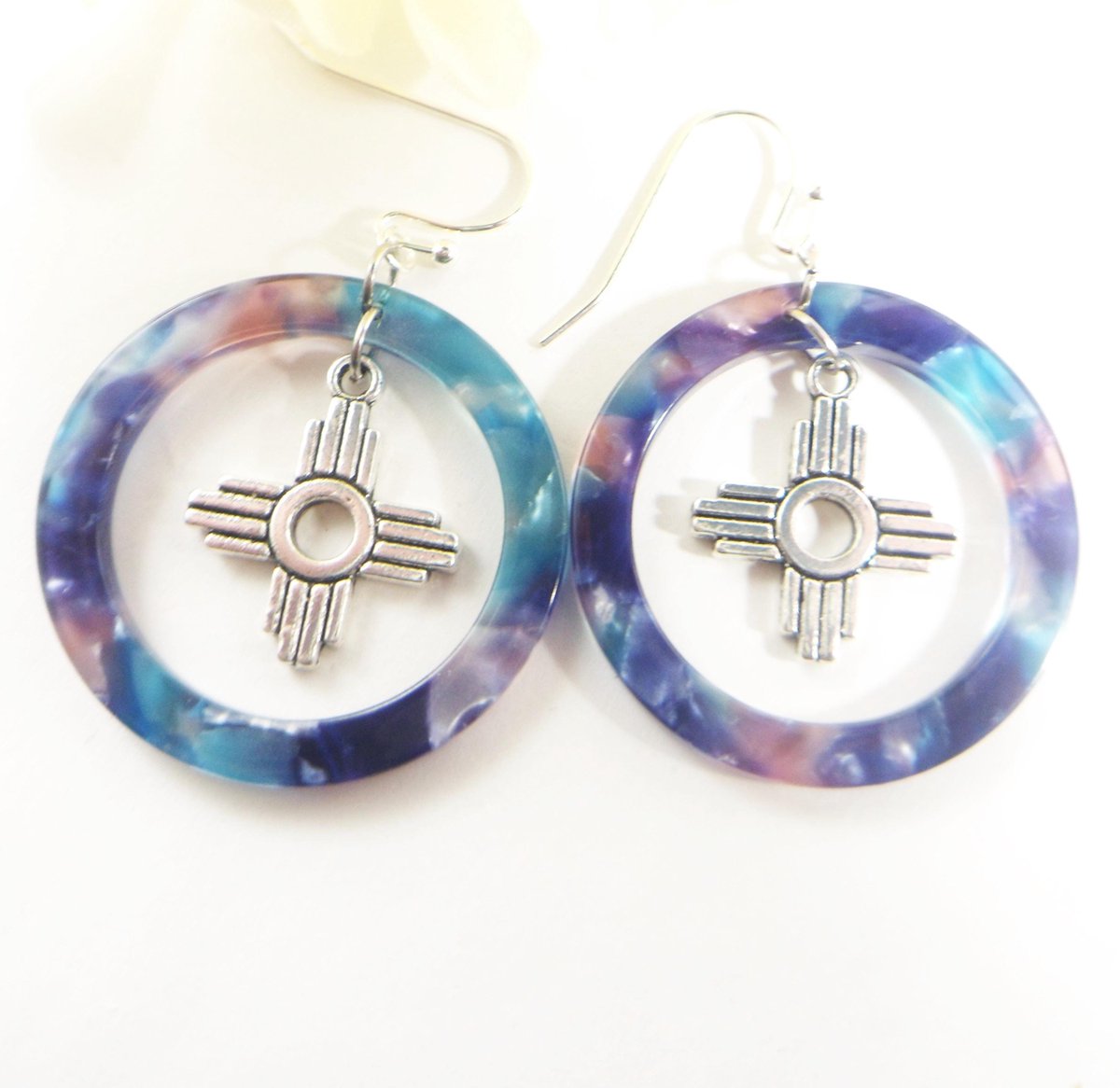 valroseshowers's tweet photo. Zia Earrings: Multicolor Southwestern Circle Earrings, Santa Fe Jewelry https://t.co/PZcEW4w7AD #SantaFe #NewMexico #EtsySeller #EtsyShop #ZiaSunJewelry https://t.co/I6DhCJxqvz