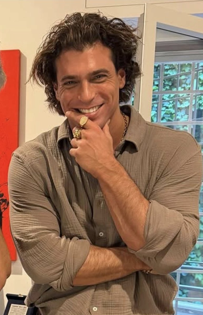 Dobbiamo resistere a questa nuova  onda d'urto di fascino totalmente inaspettata... ma d'altronde è #CanYaman