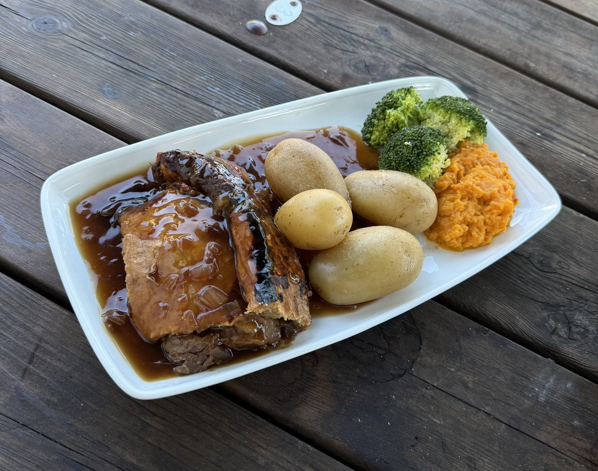 hikingshawty's tweet photo. today i walked twenty miles and i had steak pie for dinner 🏴󠁧󠁢󠁥󠁮󠁧󠁿 https://t.co/JoXDr2sFqj