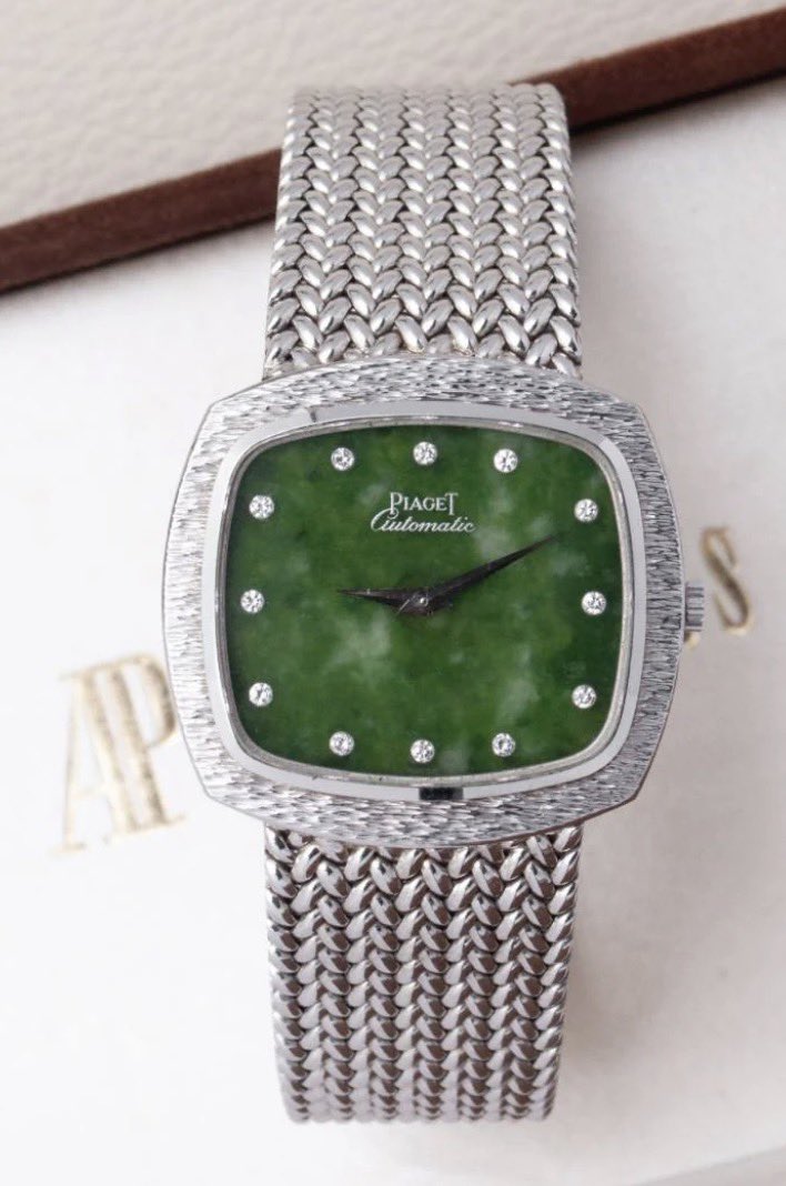 Retrhorlogerie's tweet photo. Dans la dernière vidéo de Djilsi, Bigflo porte une Piaget en or blanc avec un cadran en jade et des index diamants ! https://t.co/bLXyfu5MpE
