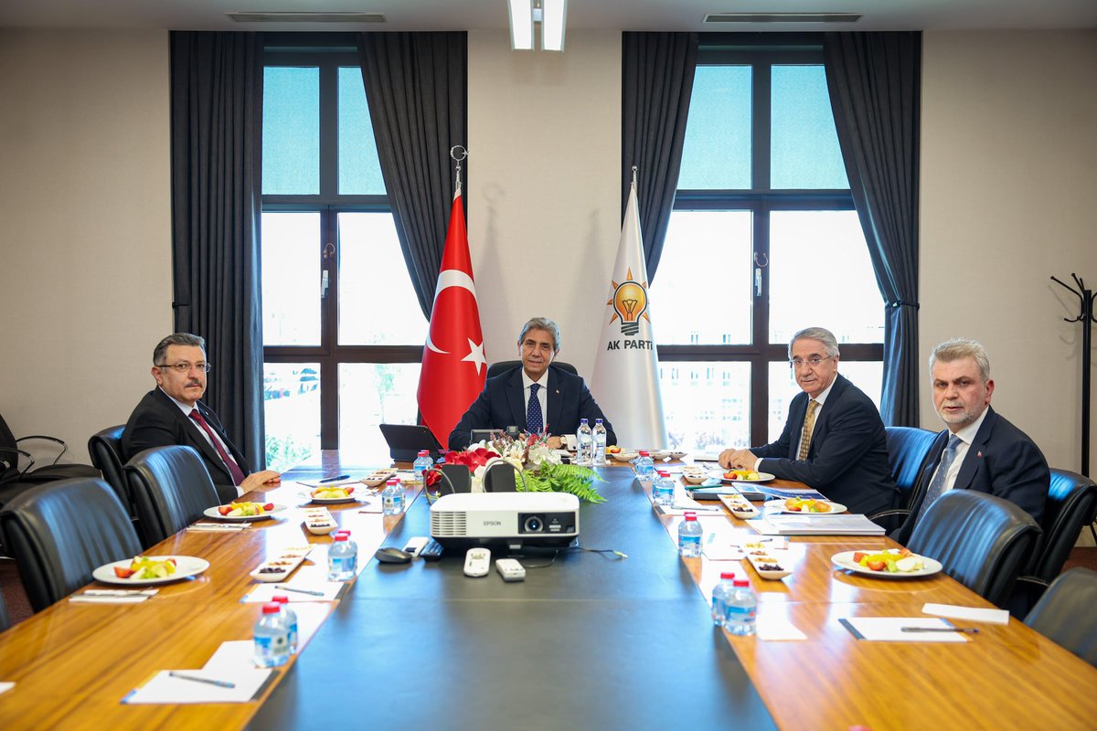 mustafademir's tweet photo. 📍 AK Parti Genel Merkezi

Türkiye Belediyeler Birliği seçim sürecine ilişkin, Yerel Yönetimler Başkan Yardımcımız Sayın Mücahit Yanılmaz, Trabzon Büyükşehir Belediye Başkanımız Sayın Ahmet Metin Genç ve Kahramanmaraş Büyükşehir Belediye Başkanımız Sayın Fırat Görgel ile birlikte 
istişare ve değerlendirme toplantımızı gerçekleştirdik.

Yerel yönetim anlayışımızın temelini oluşturan “Milletle Bütünleşen Belediyecilik” ilkemizle; Türkiye Yüzyılı vizyonumuz doğrultusunda, birlik, beraberlik ve hizmet odaklı yaklaşımımızı daha da güçlendirmeye kararlıyız.

@23YANILMAZ 
@firatgorgel 
@ahmetmgenc