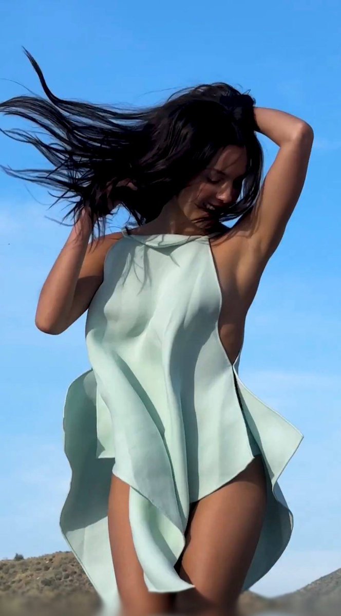 popthirster tweet media