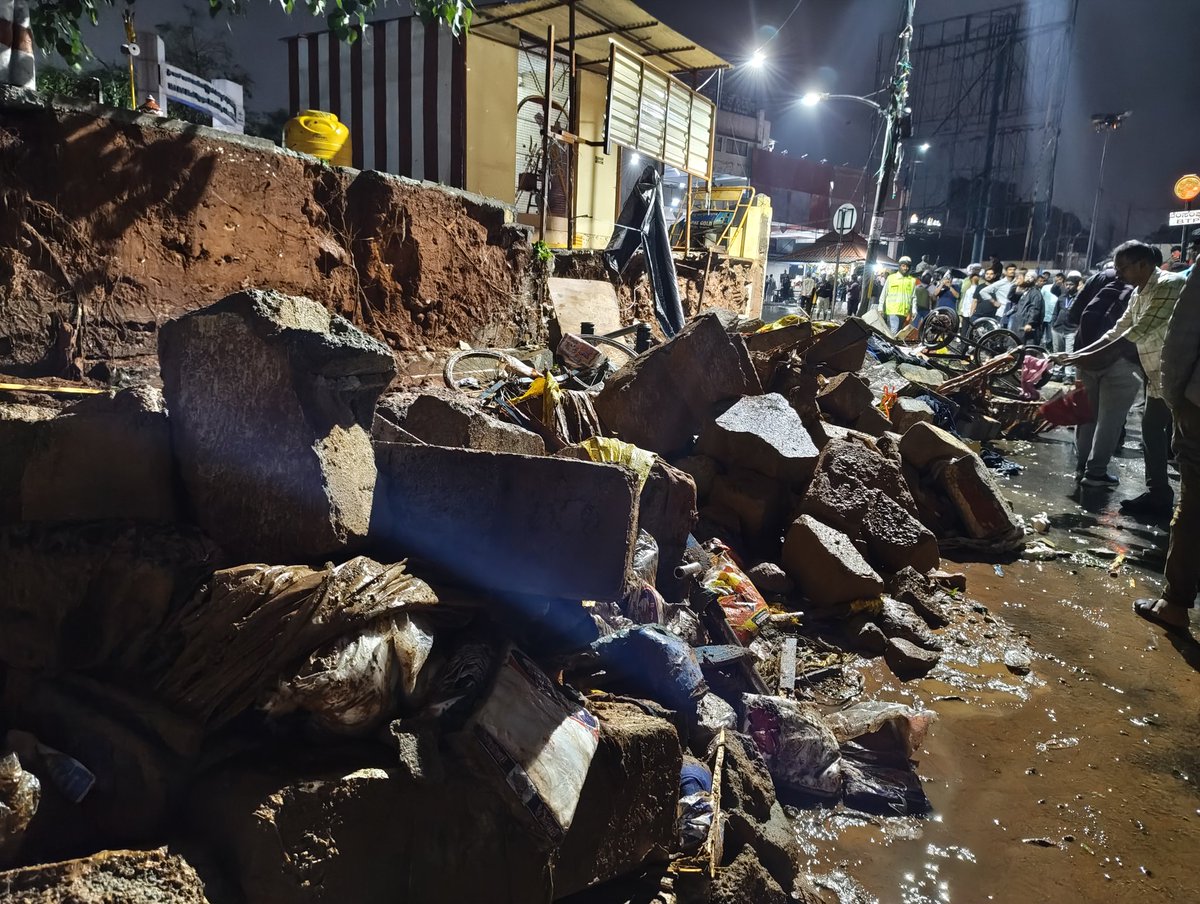 Bcityreporter's tweet image. Seven people dead after Bowring hospital wall collapses in heavy rain

#bangalore #bowringhospital #wallcollapsed #tragedy #bangalorerains