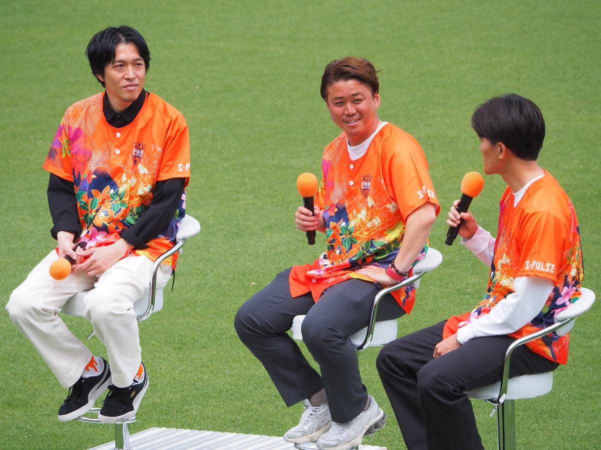 gamu_oguchi's tweet photo. リンク・アンビション様のプレゼント企画に当選し、
娘とSS席での観戦。
大年のスターを間近で観たり、選手たちのプレーも普段では味わえない景色で楽しめました。
勝利できれば最高でしたが…
まあ、最後には富士山もきれいに見えたしいいかｗ
#spulse
#静岡県の転職はリンクアンビション https://t.co/yaIM9QdMZo