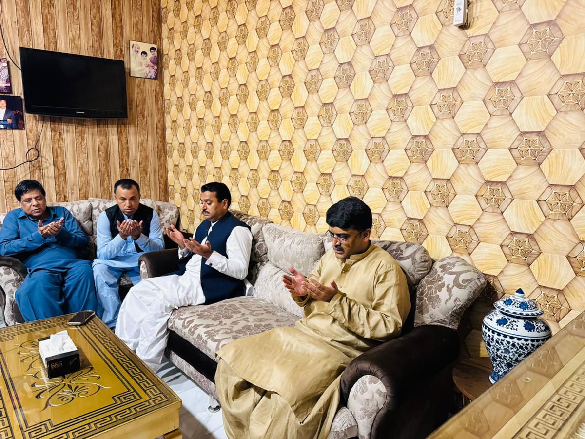 Sheerazkeerio72's tweet image. Mayor Hyderabad @KashifShoroPPP expresses deep grief over the passing of Salman Munshi brother of Abdul Wahab Munshi 
Prays for eternal peace of the deceased and strength for the bereaved family
#Hyderabad #Condolences #RIP