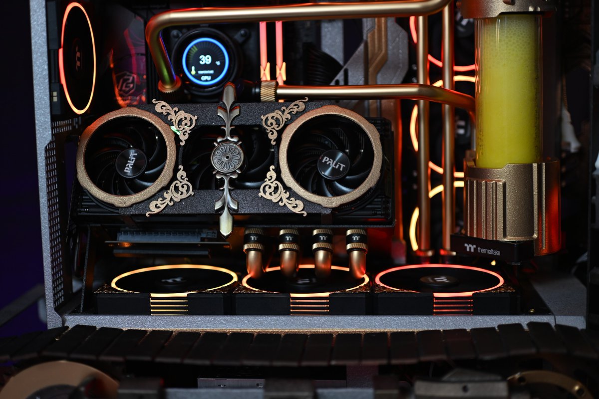 XPCMTeam's tweet image. The Great Siam Engine PC build by Amata Wattachakwinibat 

#pcbuild #pcsetup #pcmodding #gamingpc #custompc #xpcm #watercooling #customloop #Thermaltake