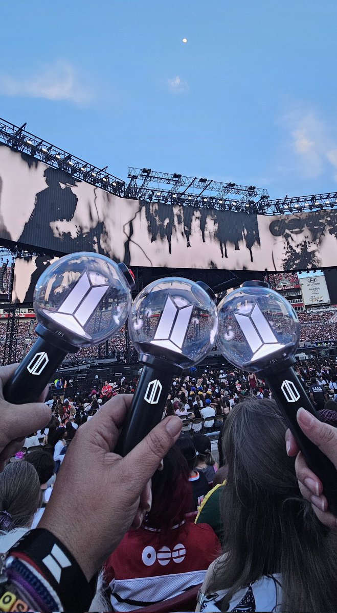 Voy a necesitar de 3 a 5 meses laborables para recuperarme de estos 3 shows en Tampa 🥹💜 

well actually just few weeks until i see them again 🤭

#bts_ari̇rang_tampa #bts_worldtour_tampa