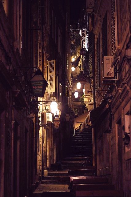Raickan15's tweet image. #night #street #streetphotography #alley #lights #city #citylandscape #Croatia 🇭🇷