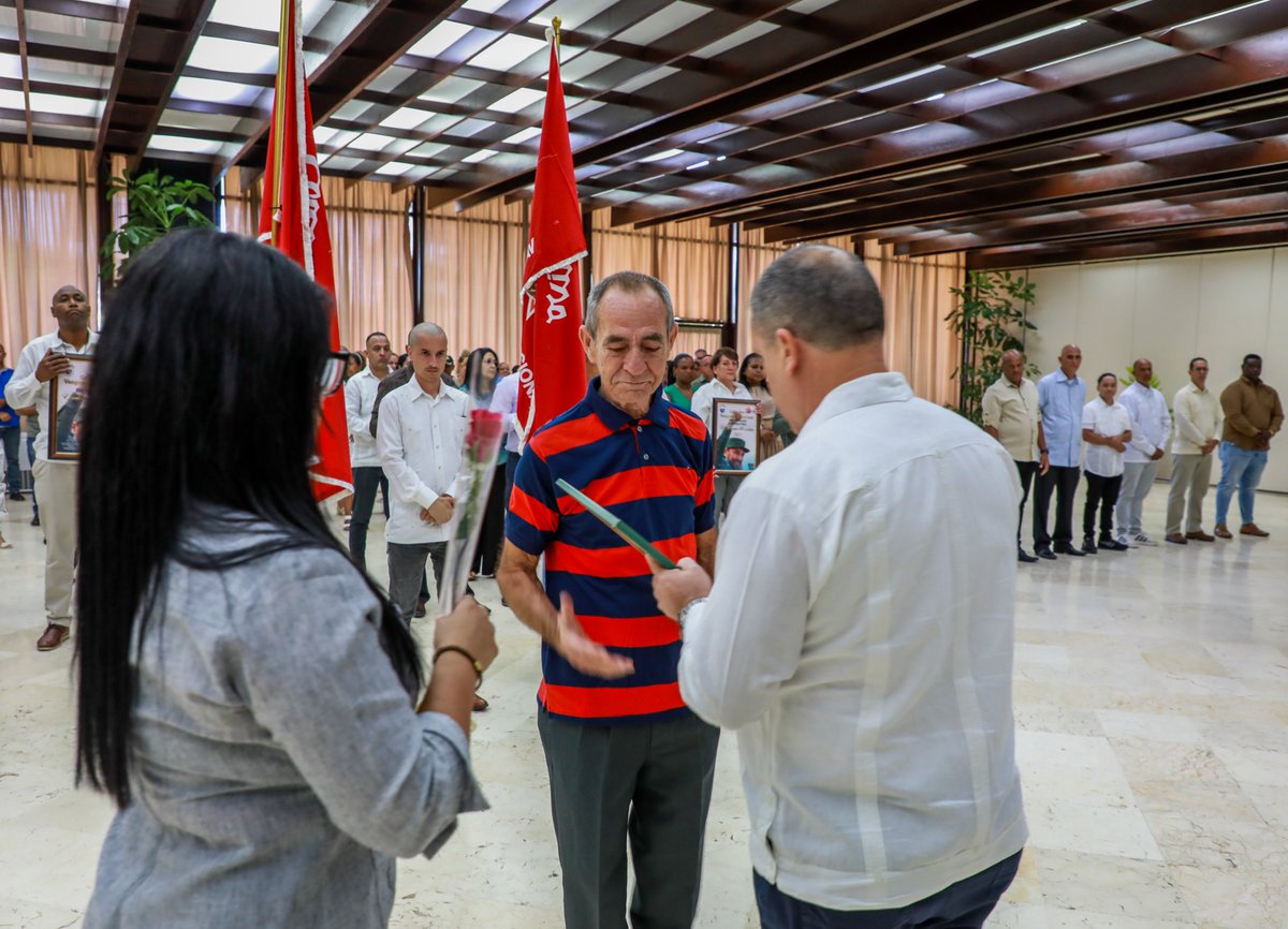 Fue muy emotivo el reconocimiento a trabajadores del Grupo Empresarial que se encontraban prestando servicios en Venezuela durante el ataque de EEUU, el pasado 3 de enero. 

Ellos demostraron el compromiso de los cubanos con la cooperación y la solidaridad entre los pueblos.