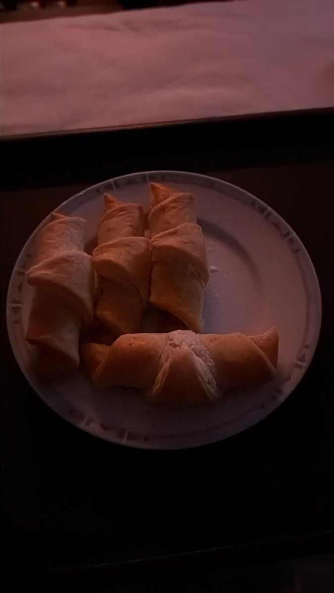 😂😂 je suis mort, je vois la tête de Louise  un peu dépitée devant le frigo, avec les cordons bleus industriels… et en même temps je regarde mon assiette… remplie de croissants au « faux jambon » (donc vegan) industriels 😂😂😂 fou rire aha (oui ils sont excellents🤣) #TopChef