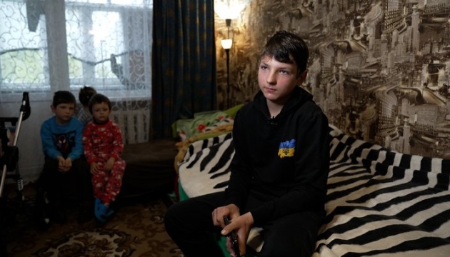 UkrinformFra's tweet image. Anatoliy Prokhorenko, âgé de 12 ans, a neutralisé un drone FPV qui volait vers ses jeunes frères et sœurs. 
#guerre #information 
ukrinform.fr/rubric-society…