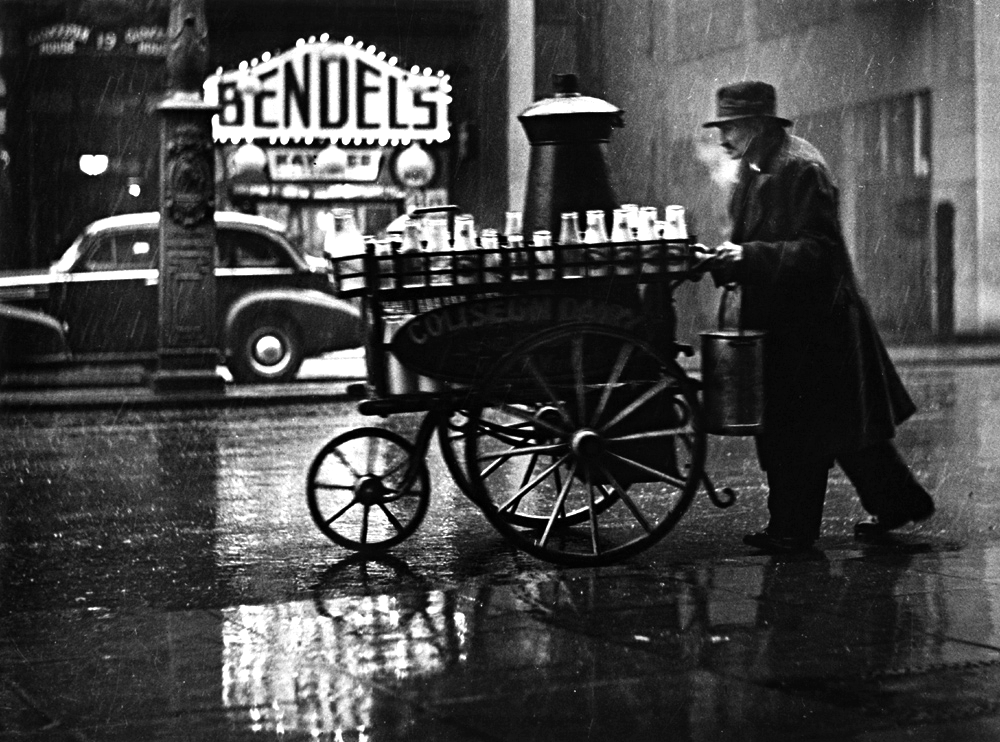 Chlodnyodcien's tweet image. Wolf Suschitzky 
Milkman, 
Charing Cross road, London, 1935
#nocka
#night
#goodnight
