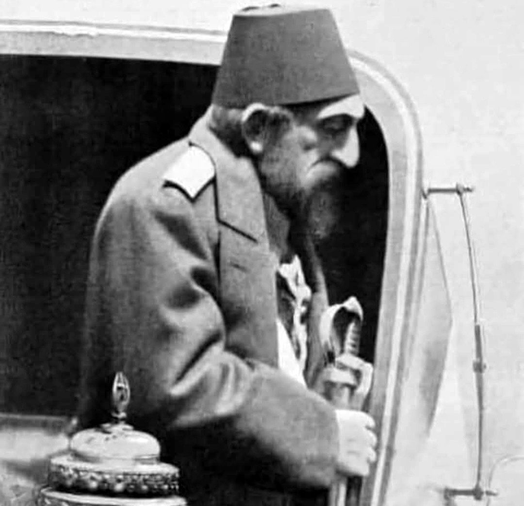 Dede38__'s tweet photo. UMARIM TARİH TEKRAR ETMEZ
Ekonomik iflasını açıklayan Osmanlı Devleti'nin 1881 yılında bütün varlıklarına el konuldu. 
İğneden ipliğe Yahudi, İtalyan, Ermeni, Fransız tacirler İstanbul'a dolmuştu. 
Abdülhamid bu kadar borcun üzerine yeni borçlar ekledi. Osmanlı 15 defa büyük borç aldı. Ama faizini bile ödeyemez olmuştu.
Osmanlının hazinesine el koyan Avrupa, bugün
"İstanbul Erkek Lisesi" olan binaya  "Duyun-u Umumiye" yi yerleştirip borçları tahsil etmeye çalıştı. Yani hazine ecnebilerin yönetimine geçti.
Borçlar ödenmedikçe Abdülhamid Avrupa'lı tefecilere tekeli verdi; teker teker milli varlıkları kaybettik;
Demir yolları, iplik, fındık, pamuk kömür, tekstil demir çelik, tuğla kireç... ne iş varsa Avrupalılara satıldı.
Haliç ecnebi fabrikalarla doldu. Tarlabaşı, Avrupa'dan gelen tüccarların görkemli evleriyle bezendi. 
Zenginler İstiklal Caddesi ve Sıraselviler'e yerleşti. Bugün İstanbul'da gördüğümüz  şahane binaların çoğu o dönemlere aittir.
Türk'lerse yüzlerce yıldır tamir gören yamalıklı bohçaya benzer tahta evlerde otururdu. Bu evler Fatih ve Süleymaniye'nin arka sokaklarında bulunurdu.
Abdülhamid döneminde  Yüzlerce kilise ve sinagog açıldı...
İşte o tarihte Avrupa'dan gelen zenginleri ağırlamak için 5 yıldızlı bir otel yaptılar: Pera Palace.
Pera Palace Rumca, "Yokuş Sarayı" demek.
Fransa'dan trene binip Sirkeci'de inen  Avrupa jet  sosyetesi tren garından bu otele Türk hamalların sırtında özel tahtlarla taşınırdı.
Aslında batı emperyalizmi  İstanbul'u Vahdettin döneminde değil, Abdülhamit döneminde çoktan ele geçirmişti.
Atatürk Cumhuriyeti kurduğunda Türklerin elinde sadece çarık kalmıştı.
Sanayi ve tarım hamlesi başlattı.
Yerli malı haftası o tarihte başladı, çocuklarımız milli üretimin ve milli kalkınmanın önemini anlasın diye.
Türklere ait banka bile yoktu.
Adında Osmanlı olan banka bile ecnebilerindi. İşbankası bu yüzden kuruldu.
Osmanlı Devletinin iflas ilan ettiği meşhur
RAMAZAN KARARNAMESİ (Nisan 1876)
Vergi gelirlerinin devredildiği
MUHARREM KARARNAMELERİ (1879 ve 1881'deki iki kararnamedir)
Pek bilinmez, gündeme de getirilmez.
Hep saklanır…
….
Alıntıdır...