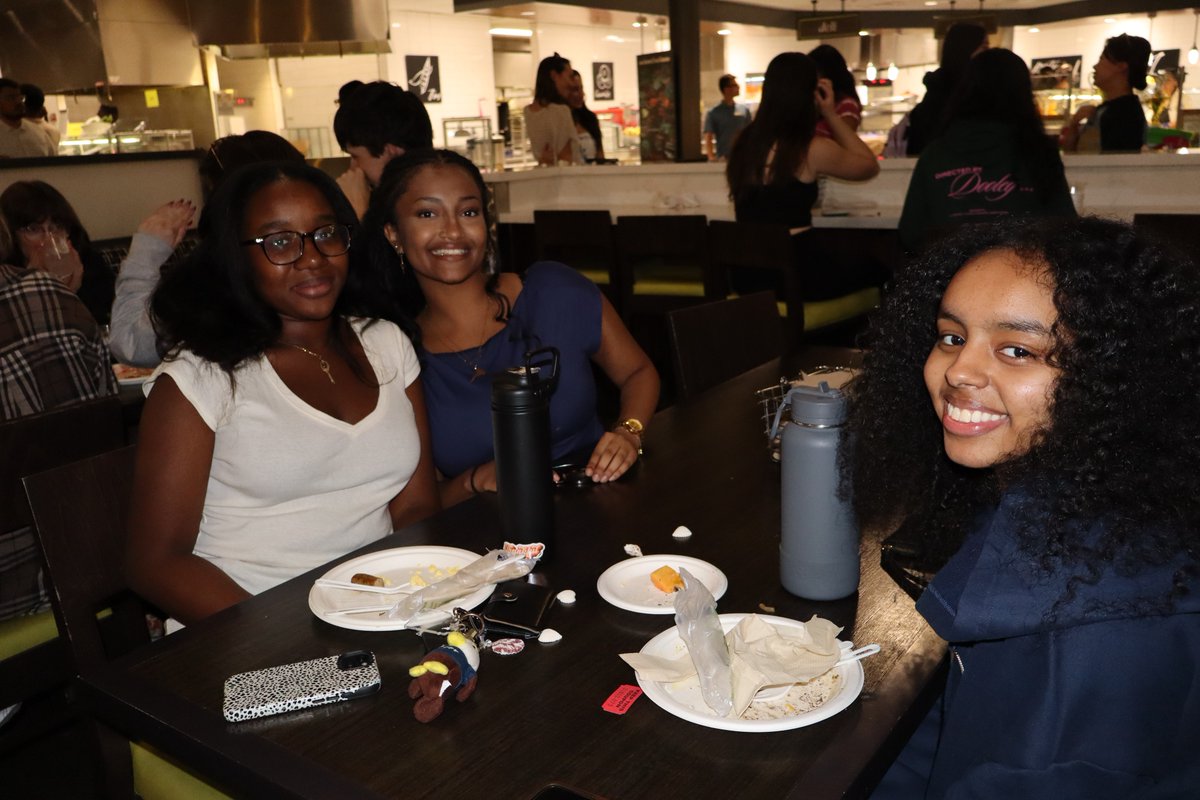 EmoryUniversity's tweet image. Nothing says “finals week is here” quite like Midnight Pancakes at @EmoryOxford. 🥞🌙

A night filled with warm stacks, friendly faces, and a chance to pause before the push ahead. Wishing everyone the best of luck on their exams! 💛💙

#EmoryOxford #Emory #EmoryUniversity