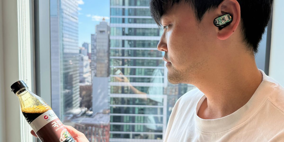 IEEESpectrum's tweet image. @UW researchers have created VueBuds, a #wearable device that adds a camera to your earbuds. Instead of glasses, earbuds are easy to remove when you want privacy and are less intrusive on your face. buff.ly/Ffv3Mbf