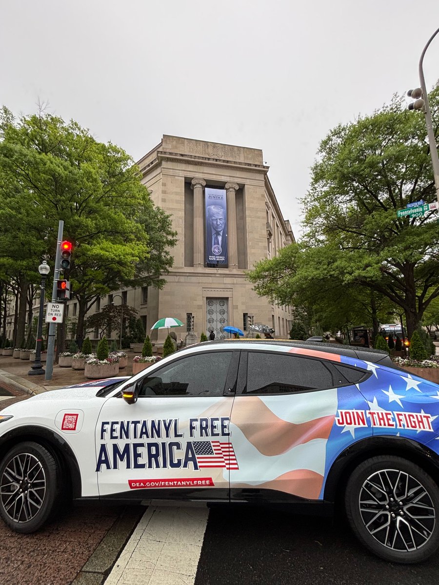 DEAHQ's tweet image. #DEA's Fentanyl Free America vehicle around the Nation's Capitol to spread awareness on the dangers of fentanyl in support of #NationalFentanylAwarenessDay
#JustKNOW  #FentanylFree🇺🇸
@TheJusticeDept
