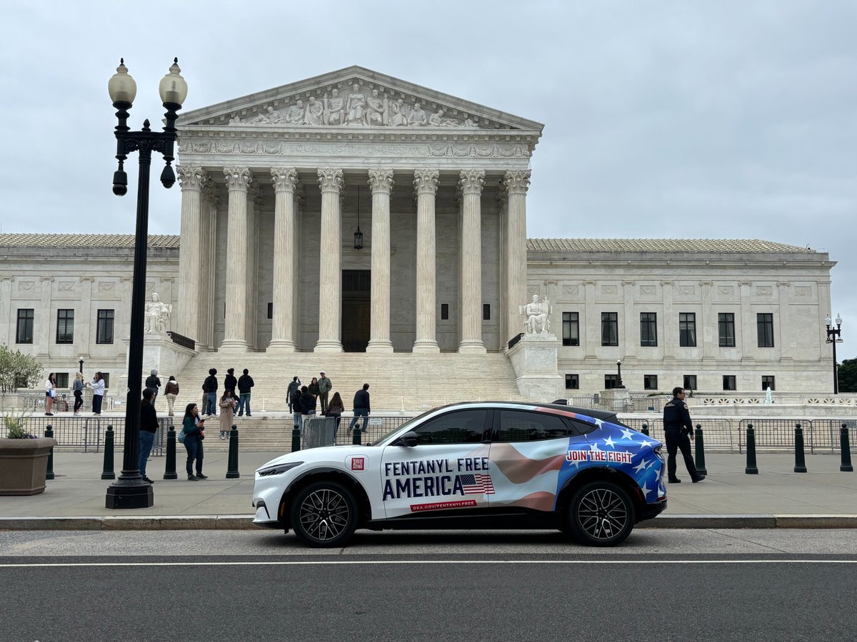DEAHQ's tweet image. #DEA's Fentanyl Free America vehicle around the Nation's Capitol to spread awareness on the dangers of fentanyl in support of #NationalFentanylAwarenessDay
#JustKNOW  #FentanylFree🇺🇸
@TheJusticeDept