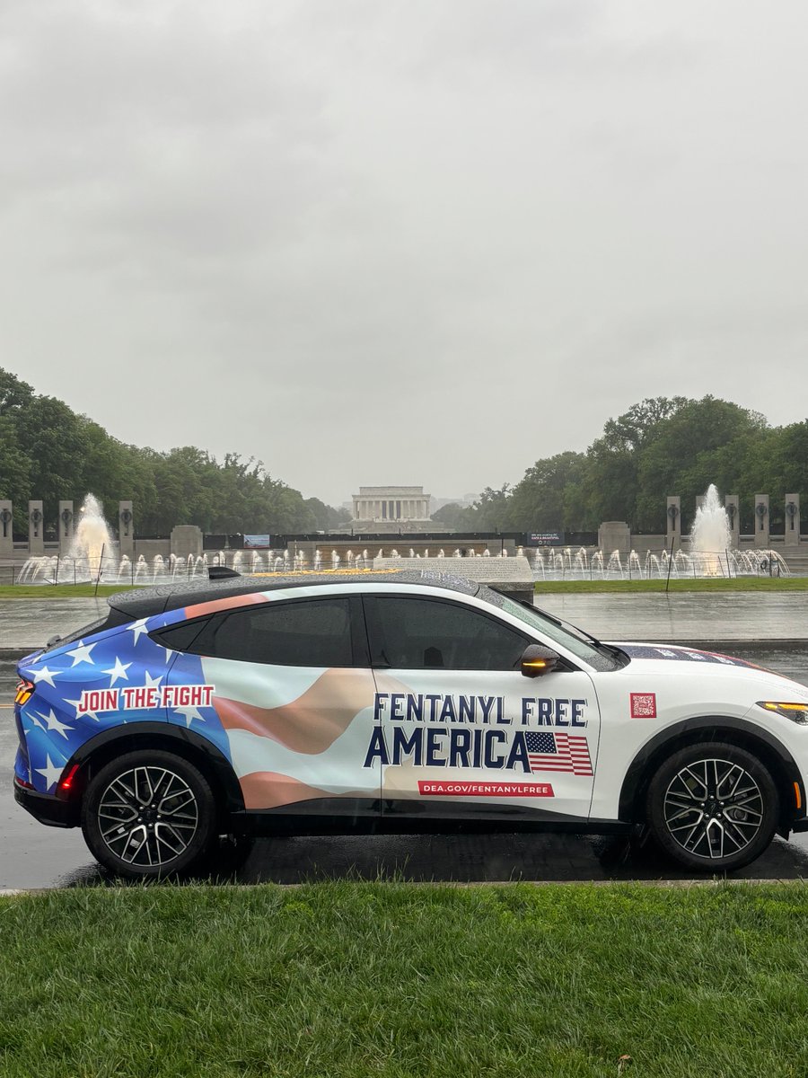 DEAHQ's tweet image. #DEA's Fentanyl Free America vehicle around the Nation's Capitol to spread awareness on the dangers of fentanyl in support of #NationalFentanylAwarenessDay
#JustKNOW  #FentanylFree🇺🇸
@TheJusticeDept