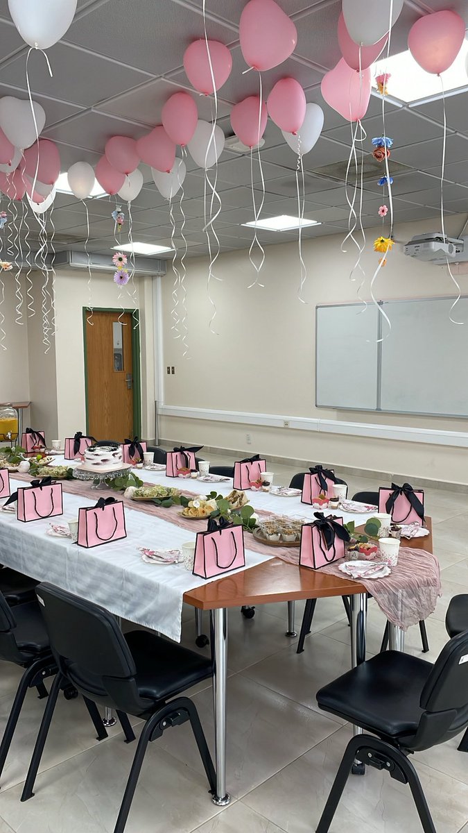 nu27ll's tweet photo. End of our Reading Club meetings🤍
So grateful for this beautiful experience ✨
Thank you Dr. Amani &amp; the leaders 🤍

#BrightReadersClub https://t.co/LqoPPfBixO