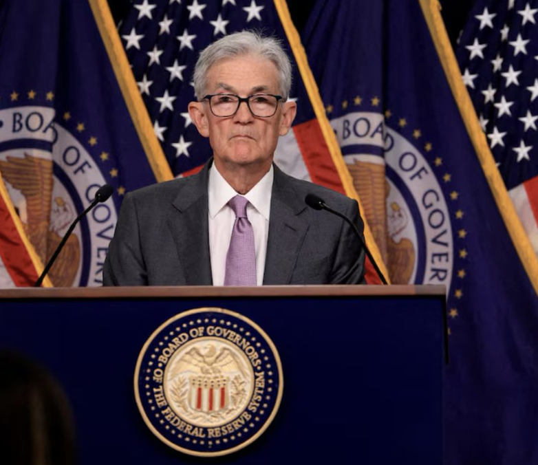 Sebascordova11's tweet photo. La Fed mantiene las tasas en el rango de 3.50 %-3.75 %.

La última conferencia de prensa de Jerome Powell como presidente de la Reserva Federal. 

El petróleo sigue con fuerza al alza: el WTI ronda los $105 por barril.

$SPY https://t.co/bZ7W2eeM0q