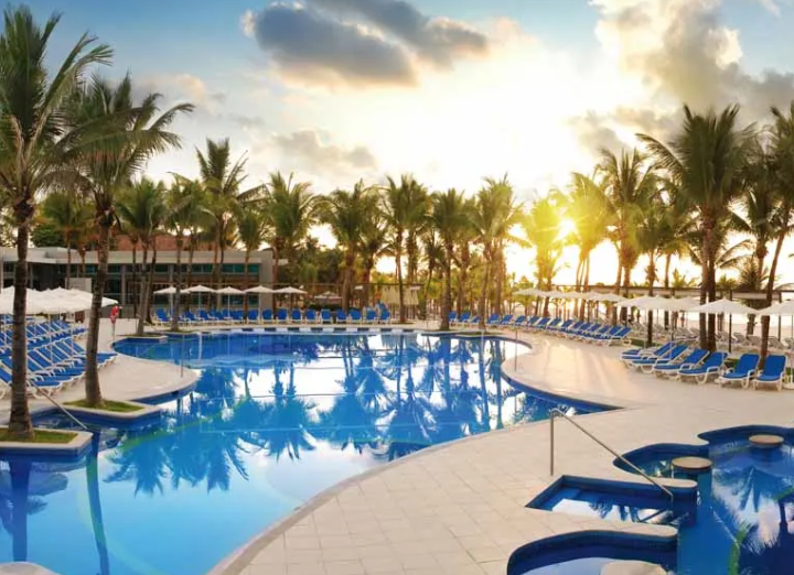CP_Chuck_Ali's tweet photo. Congratulations to our clients for booking their family vacation at RIU Yucatan. Making family memories that last a lifetime. https://t.co/kqCr1WgISU