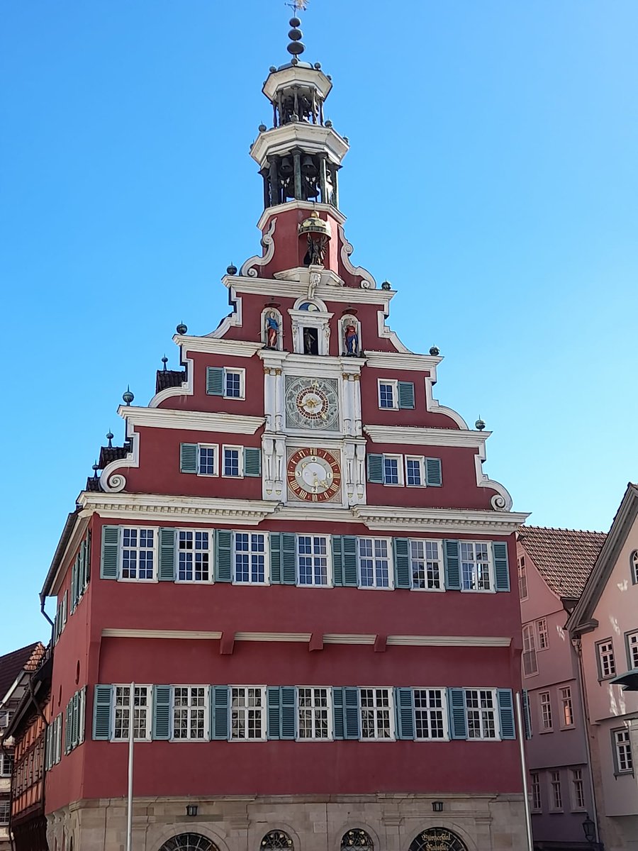 KTrtilek's tweet image. Heute mit dem e-fix in der Esslinger Altstadt die Sonne genossen. ☀️ So schön es war: Ich bin erschrocken, wie schnell sich alles verändert. Nur die historischen Gebäude stehen ungerührt an ihrem Platz – eine Beständigkeit, die mir heute richtig guttut. 🏛️❤️ #MECFS #Esslingen