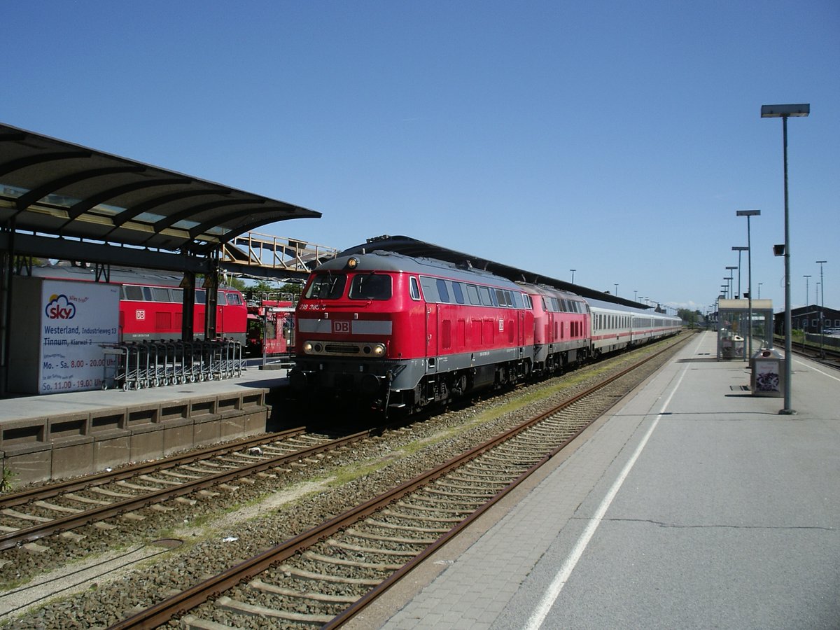 MarcusGrahnert's tweet image. Morgen fahren letztmals die seit den 70er Jahren bekannten Intercity-Wagen auf die Insel #Sylt:

IC 2214 #Westerland an 12:33
IC 2310 Westerland an 15:03
IC 2215 Westerland ab 13:53

Am Freitag 1.5. verlassen die letzten IC-Wagen die Insel: Als IC(E) 2311, Westerland ab 9:53