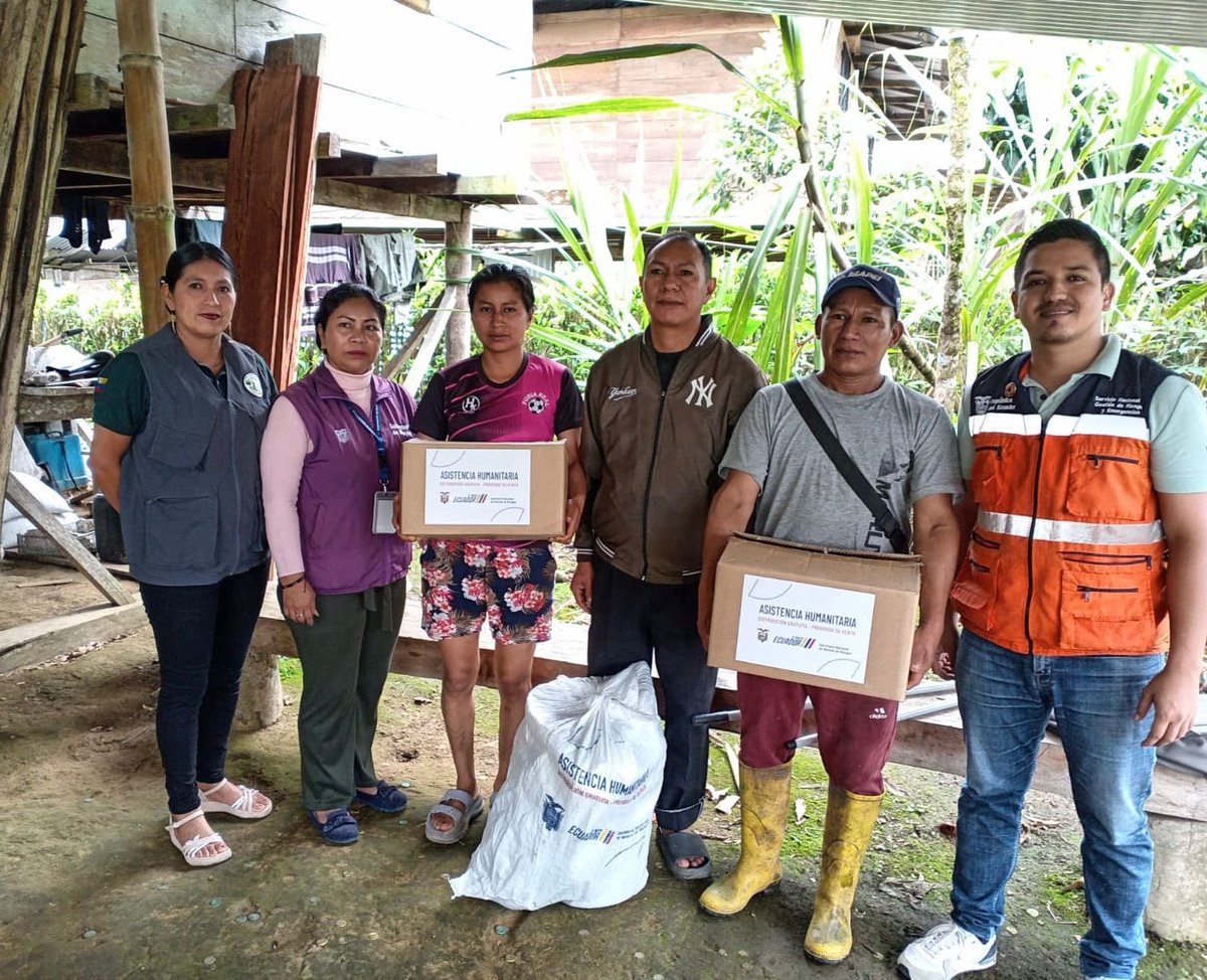 Riesgos_Ec's tweet photo. 📍 #Napo | Archidona 

El Gobierno Nacional, liderado por el presidente Daniel Noboa, está junto a la gente.

A través de la Secretaría Nacional de Gestión de Riesgos, entregamos asistencia humanitaria a varias familias afectadas por un evento de contaminación en la comunidad Challwayacu, parroquia Hatun Sumaku, en coordinación con las autoridades locales. 

Seguimos en territorio, brindando atención oportuna. 🇪🇨💜

@CaroLozanoHaro 
@Presidencia_Ec 
@ComunicacionEc 
@GoberNapo 

#ElNuevoEcuador