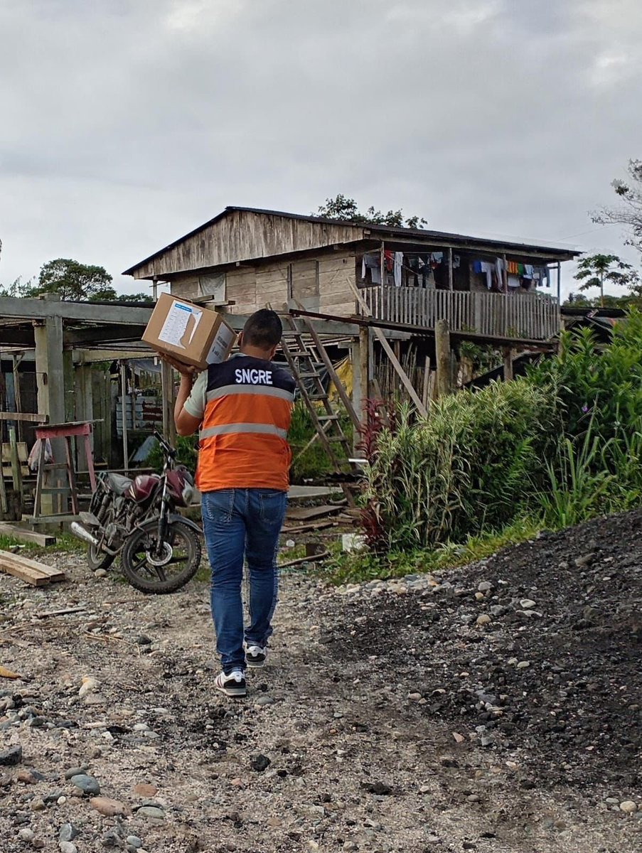 Riesgos_Ec's tweet photo. 📍 #Napo | Archidona 

El Gobierno Nacional, liderado por el presidente Daniel Noboa, está junto a la gente.

A través de la Secretaría Nacional de Gestión de Riesgos, entregamos asistencia humanitaria a varias familias afectadas por un evento de contaminación en la comunidad Challwayacu, parroquia Hatun Sumaku, en coordinación con las autoridades locales. 

Seguimos en territorio, brindando atención oportuna. 🇪🇨💜

@CaroLozanoHaro 
@Presidencia_Ec 
@ComunicacionEc 
@GoberNapo 

#ElNuevoEcuador