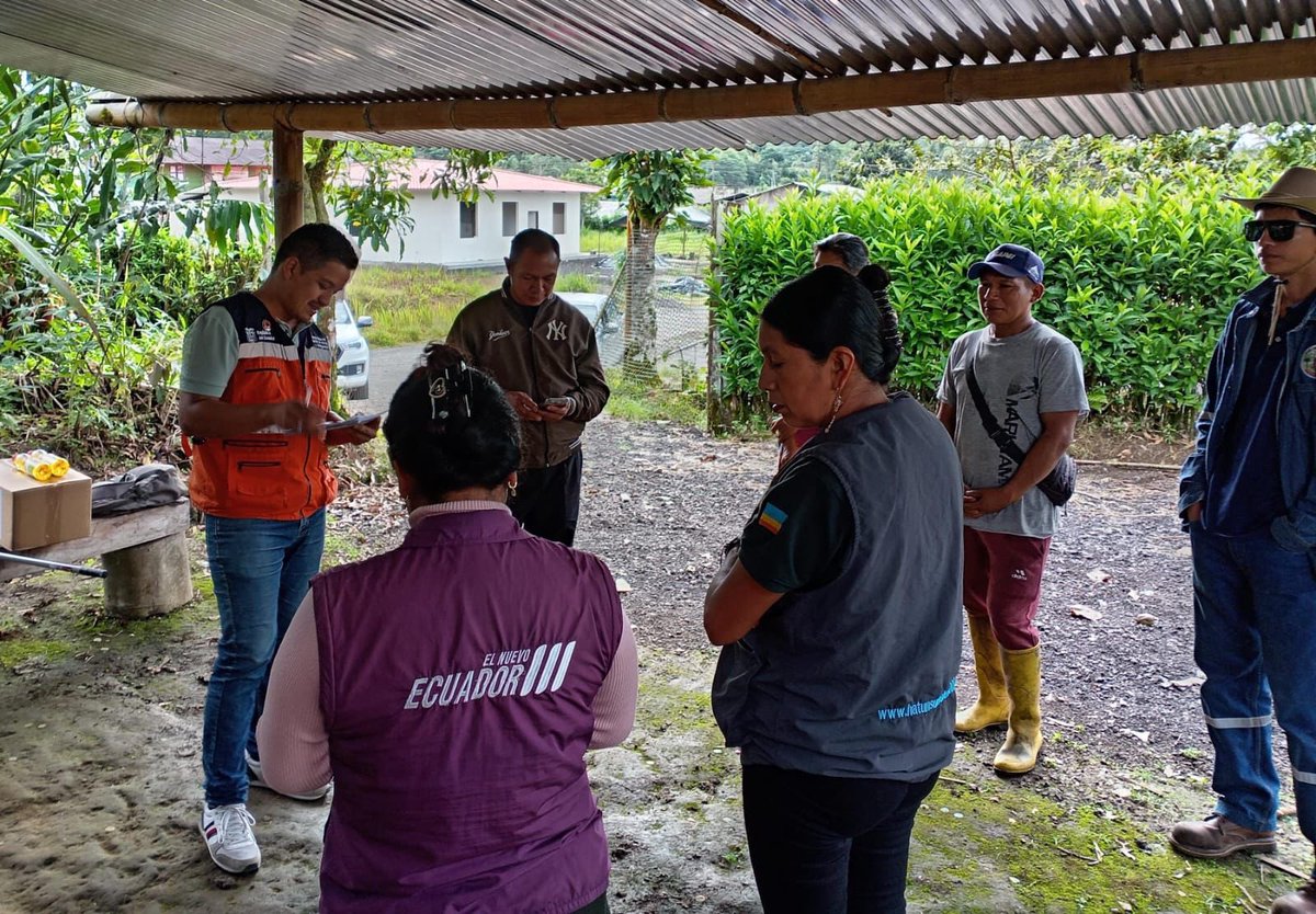 Riesgos_Ec's tweet photo. 📍 #Napo | Archidona 

El Gobierno Nacional, liderado por el presidente Daniel Noboa, está junto a la gente.

A través de la Secretaría Nacional de Gestión de Riesgos, entregamos asistencia humanitaria a varias familias afectadas por un evento de contaminación en la comunidad Challwayacu, parroquia Hatun Sumaku, en coordinación con las autoridades locales. 

Seguimos en territorio, brindando atención oportuna. 🇪🇨💜

@CaroLozanoHaro 
@Presidencia_Ec 
@ComunicacionEc 
@GoberNapo 

#ElNuevoEcuador
