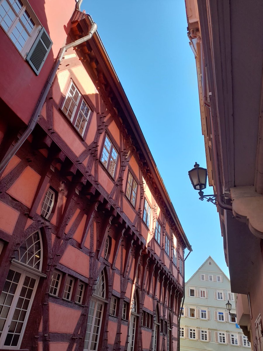 KTrtilek's tweet image. Heute mit dem e-fix in der Esslinger Altstadt die Sonne genossen. ☀️ So schön es war: Ich bin erschrocken, wie schnell sich alles verändert. Nur die historischen Gebäude stehen ungerührt an ihrem Platz – eine Beständigkeit, die mir heute richtig guttut. 🏛️❤️ #MECFS #Esslingen